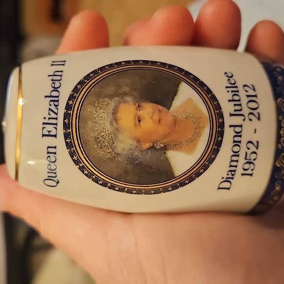 Queen Elizabeth II Diamond Jubilee salt & pepper shakers - Picture 2 of 8